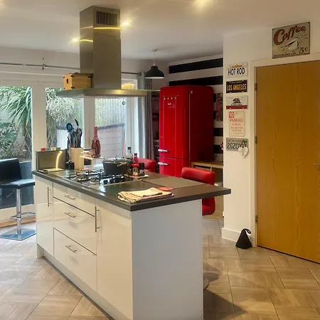 4 Bed Townhouse With Spectacular Views 4 Miles From Cardiff 10Min Drive Or Train Journey To City Centre-2